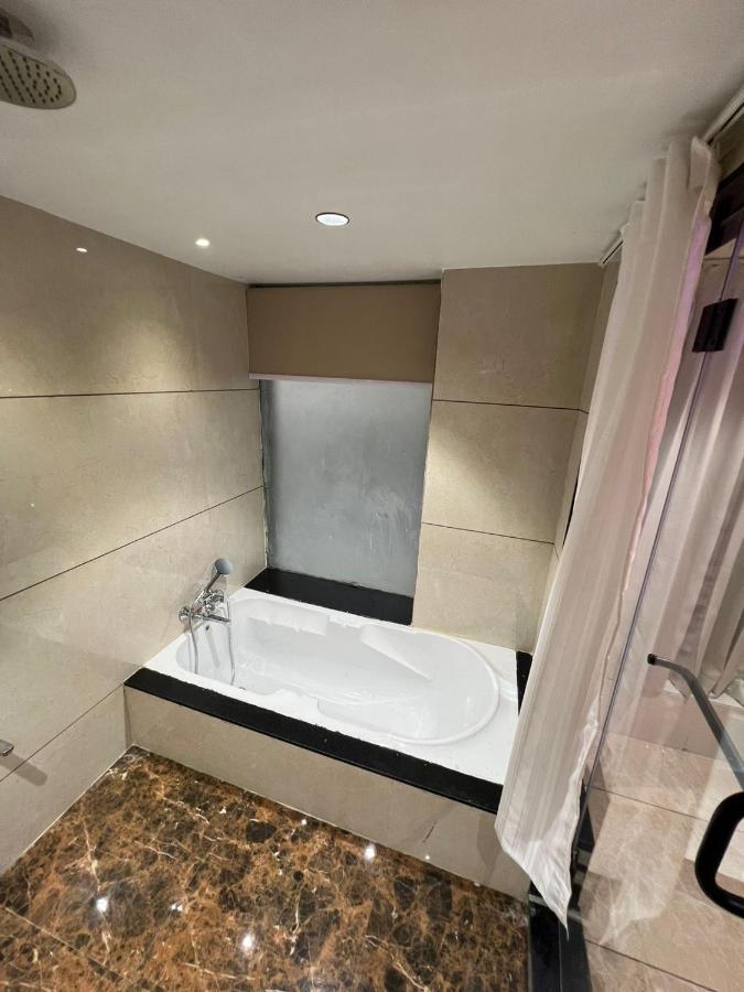 Hotel Cozzy Palace Сурат Екстериор снимка
