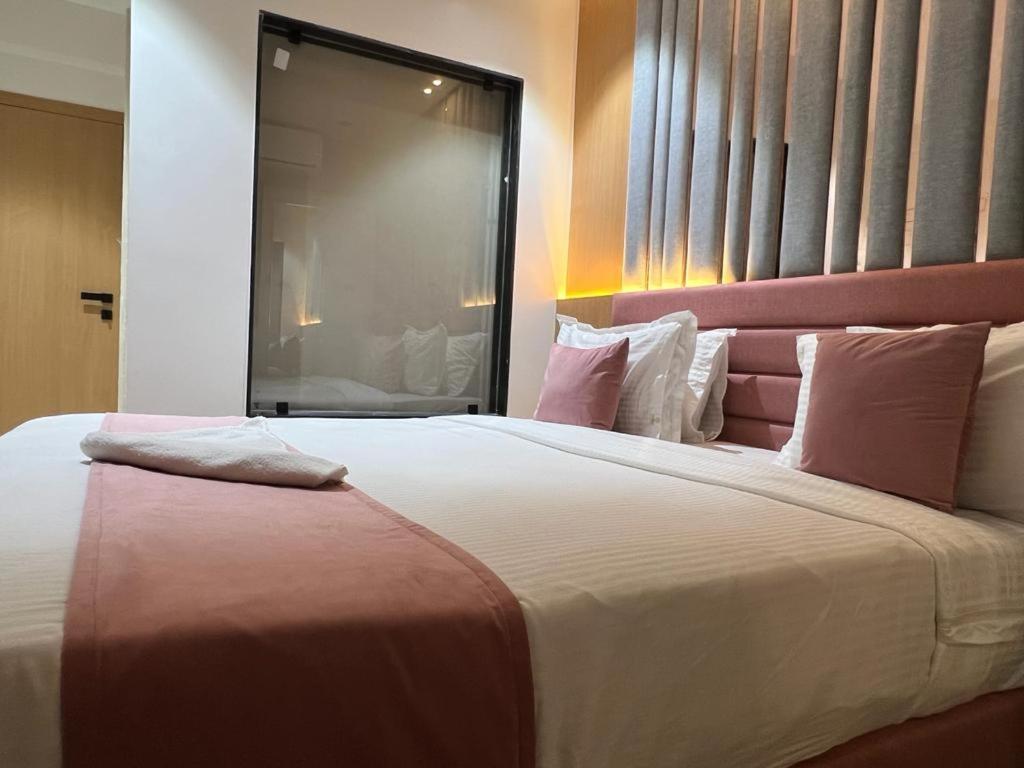 Hotel Cozzy Palace Сурат Екстериор снимка