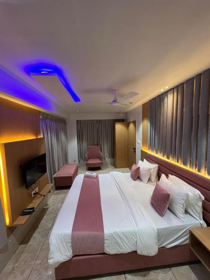 Hotel Cozzy Palace Сурат Екстериор снимка